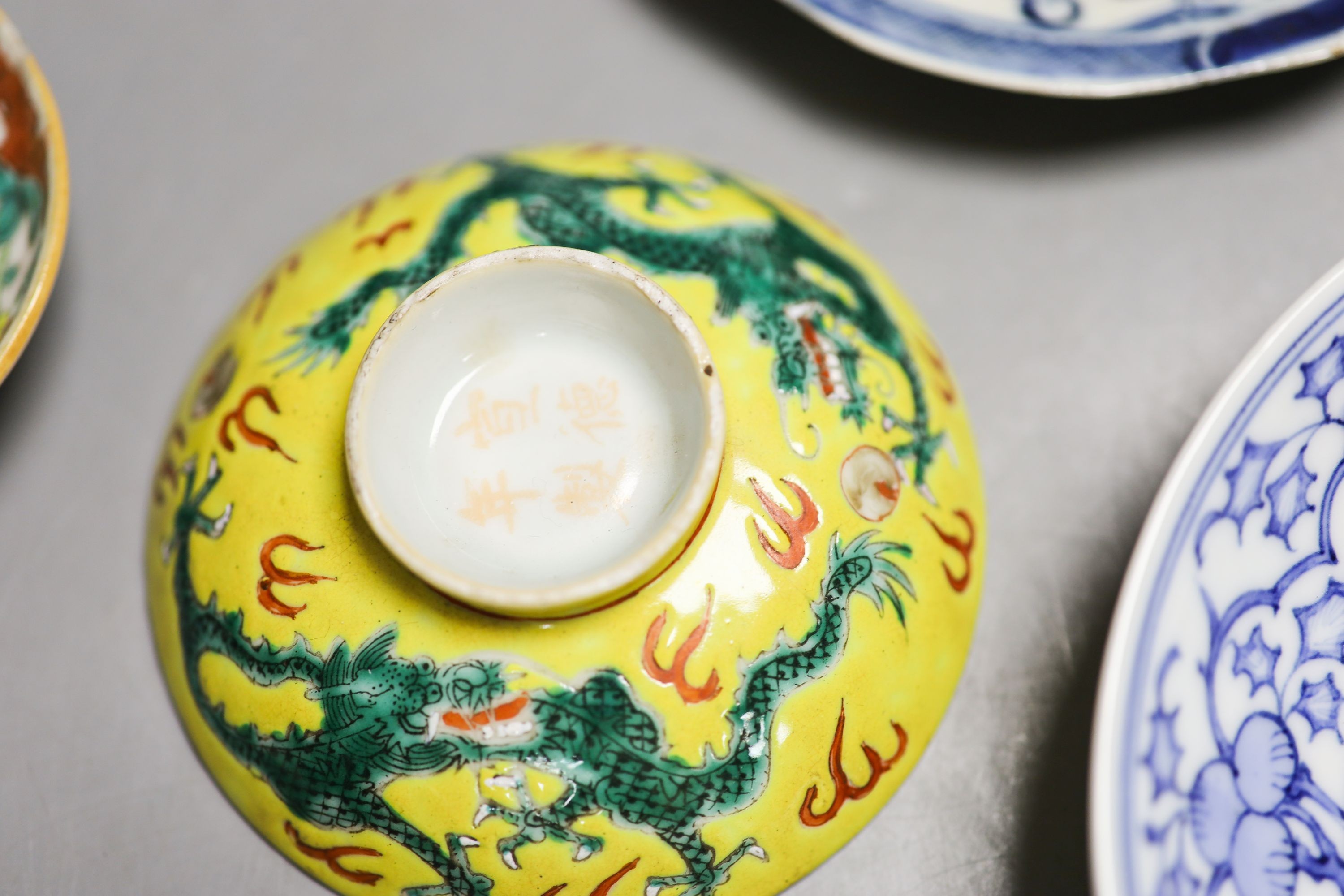 Assorted Chinese porcelain dishes and covers, Qing dynasty and later